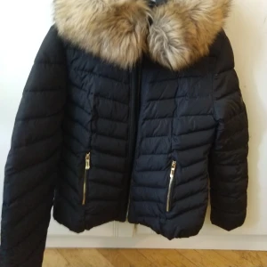 Vinterjacka  - Roco baroco  Jackan är i nyskick Den håller värmen bra på vintern.  Den är i storlek 42 men är som en small/medium 