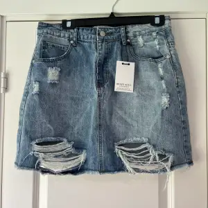 Jeanskjol ifrån brave soul london storlek 42. Nypris - 159kr. Mitt pris - 99kr.