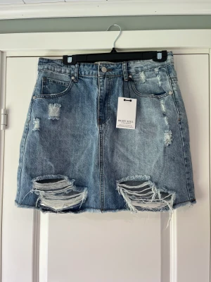 Jeanskjol - Jeanskjol ifrån brave soul london storlek 42. Nypris - 159kr. Mitt pris - 99kr.