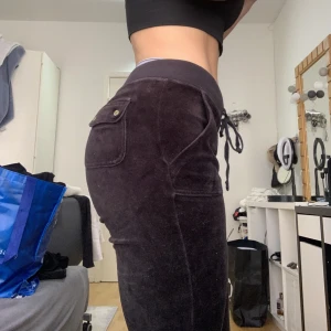 Juicy byxor - Svarta juicy byxor. Inga rivningar eller defekter. Säljer pga inte min stil. Sitter bra på mig som är M vanligtvis. Köpte den för 999 har jag för mig. 