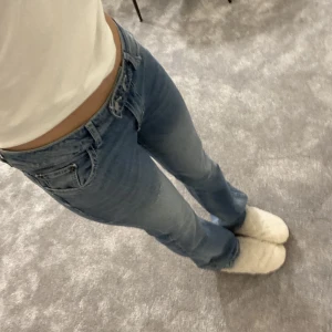 Lågmidjade jeans  - Säljer dom här super fina lågmidjade jeansen från junkyard då dom inte kommer till användning 💓💓
