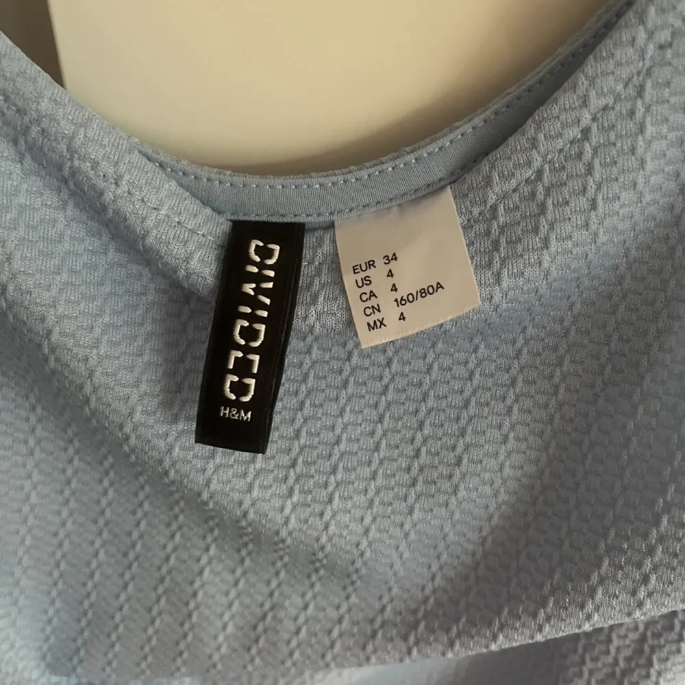 En superfin babyblå trikåklänning  från H&M i strl 34!💓. Klänningar.