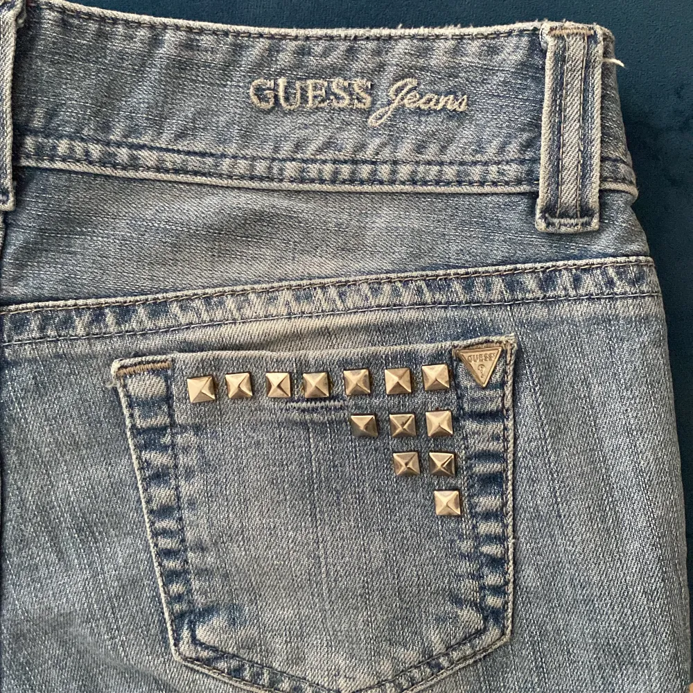 Skit coola jeansshorts från märket GUESS med nitar på💋 HÖGSTA BUD JUST NU 350kr,säljer då de inte riktigt är min stil längre! Hör gärna av er vid frågor eller funderingar❤️ KAN KÖPAS DIREKT FÖR 450. Shorts.