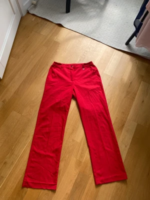 Byxor - Röda kostymbyxor!! Vet tyvärr inte märket, men skönt & stretchigt material🤍