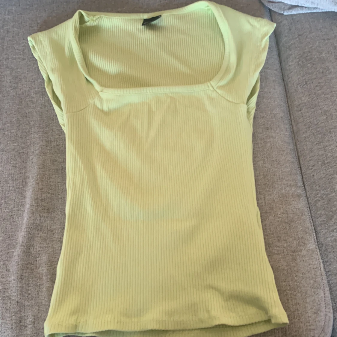 Jätte fin topp som är stretchig och ungefär samma passform som en baby tee.