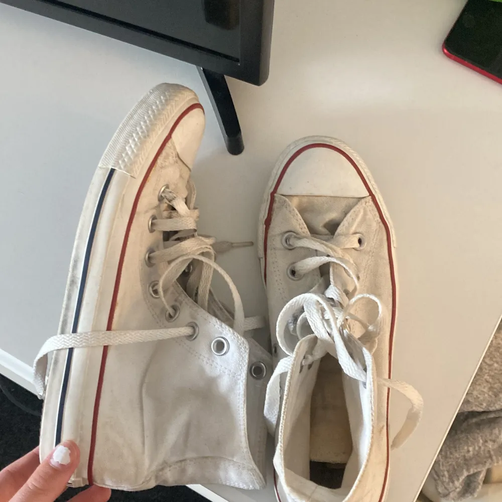Ett par jättesnygga vita converse skor i storlek 37,5 men passar mig med 38 bra!! Jag säljer då de inte kommer till användning!💕 De är lite slitna i hälen och är köpt secondhand förra sommarn! Skriv för fler bilder!!💕💕. Skor.