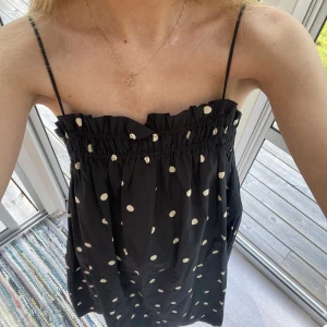 Prickig klänning  - Söt prickig klänning perfekt till sommaren💖