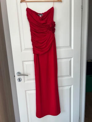Partydress - Väldigt fin på använd 1 gång