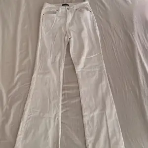 Ett par super snygga vita jeans. Använts 1-2 gånger. Max. Inga defekter. Skriv om ni har frågor🤍priset går att diskutera 