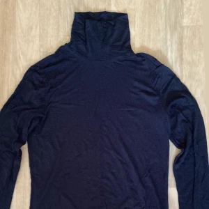 Svart polotröja  - Säljer då den blivit för stor, knappt använd. Den är i strl s men skulle mer säja att den är en större M