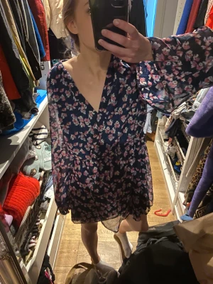 Blommig klänning - Super söt blommig klänning! Perfekt i sommar