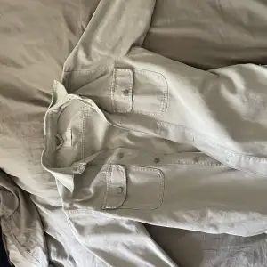 Jeans jacka från mango, aldrig andvönd skick 10/10 köptes för 899kr 