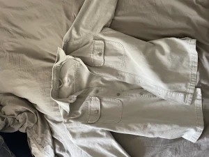 Jeans jacka  - Jeans jacka från mango, aldrig andvönd skick 10/10 köptes för 899kr 