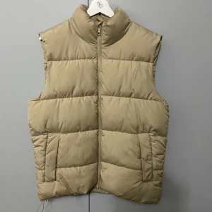 Beige väst - Vanlig beige väst från Cubus. Säljer då den inte används.