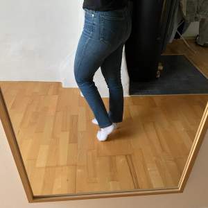 Levis jeans, modell 724 High Rise Straight. Storlek: 25. I bra skick, inte mycket använda. 