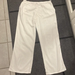 Vita linnebyxor  - Säljer nu mina superfina linnebyxor från hm (helt slutsålda), eftersom dom tyvärr blivit för korta för mig. Jag är 170 cm lång. De är i strl m. Jag har använt dom fåtal gånger och dom är i superfint skick! Midja: 84 cm Innerbenslängd: 77 cm