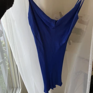 Klänning  - Jättefin klänning från bershka. Aldig använd med lappen kvar. Köpt förra sommaren men kommer tyvärr inte till användning. 💙Köpare står för frakt, kan även mötas upp