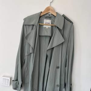 Grön trench coat från COS i en ocersized modell (superfin men säljer då den inte kommer till användning). Nyskick då den endast är använd vid ett tillfälle🌼 