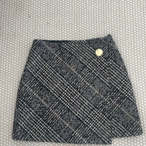 Kjol  - En så snygg kjol från H&M. Passar både till vardags och fest! 💕   Säljes pga: använder inte 