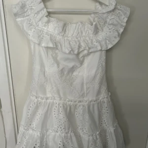 Super söt vit klänning  - Säljer denna söta klänningen från zara, den är helt oanvänd och endast testad i affären. Köpte den dock på zara i Spanien så den går inte att lämna tillbaka. Säljer för 350 
