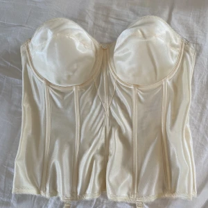 Dominique korsett  - Ljust gul/ivory korsett från Dominique, skulle säga att den passar någon med 75-80D 