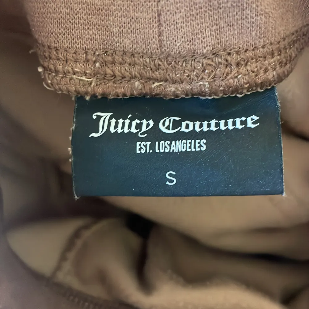 Säljer mina bruna Juicy Couture byxor pga att dom aldrig kom till användning. Finns inga tecken på användning. Köpta för 1100kr säljer dom för 500kr. Pris går att diskuteras och kontakta mig privat för fler bilder!💗säljer även ett par rosa likadana💕. Jeans & Byxor.