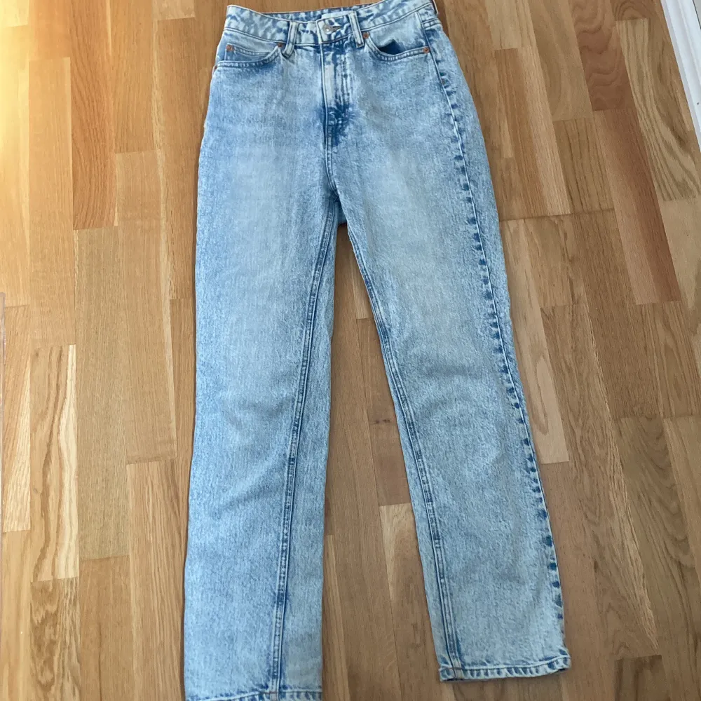 Högmidjade byxor från h&m. Säljer då de inte kommer till användning, kontakta mig om du har några frågor🫶🏼. Jeans & Byxor.