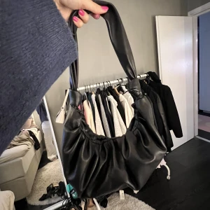 Väska  - Svart Väska ifrån Gina tricot 