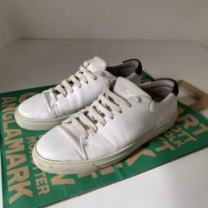 Vita sneakers från Jim Rickey. Nypris: 1800 kr.