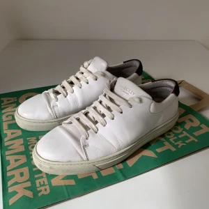 Jim Rickey Sneakers - Vita sneakers från Jim Rickey. Nypris: 1800 kr.