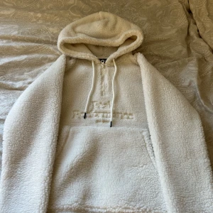 Peak performance  - Helt oanvänd, tjockt och skönt tyg innanför och utan på, i helt nytt skick fick den förra julen och bara testat 🩷 ny pris 1500kr säljer för 1000kr+frakt (pris kan diskuteras!)🩷