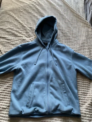 Blå zip up - Köpt från H&M och är storlek m i relaxed fit så passar L med