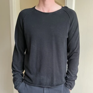 Mörkblå tröja  - Mörkblå tröja från Jack & Jones. Ser mörkare ut än första bilden i verkligheten. Använd med i bra skick. L, men funkar även på mig som är M/L.