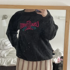 Sweatshirt - Sweatshirt med tryck från Guess, köpt secondhand. Står ingen storlek i, men den är ungefär som en M 💓