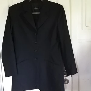 Kavaj - Något längre, figursydd kavaj i fint skick