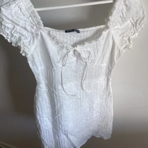 Klänning - Säljer denna jättefina klänning då den är för kort på mig, inga defekter