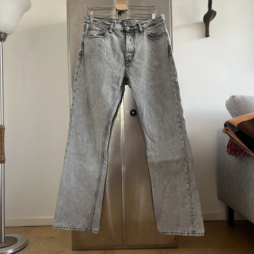 hope rush denim grey   Fint skick förutom hålet (bild 3). Jeans & Byxor.