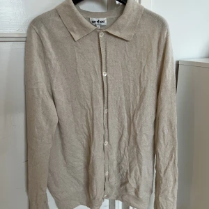 Soft Goat cardigan - Beige 100% cashmere   Soft Goat cardigan  Medium Skick 9/10