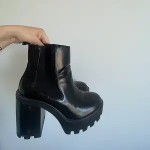 Säljer dessa boots från zara som är använda en gång, storlek 39🖤