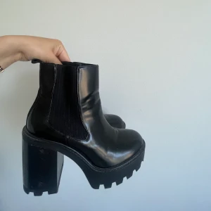 Boots  - Säljer dessa boots från zara som är använda en gång, storlek 39🖤