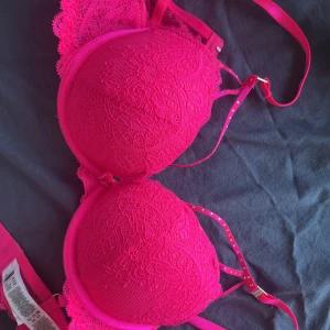 Bh - Säljer denna push up  bh som jag bara använt en gång❤️storlek 75 b, och den har typ trådar eller vad man ska säga över💓 inlägg man kan ta bort🥰 