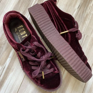 Fenty x Puma  - Fenty x Puma sneakers i mörk rött sammet material. Strl 38.
