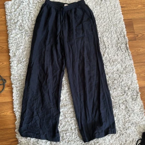 Svarta linnebyxor - Säljer mina svarta linnebyxor i strl 32 från Nelly då jag inte använder dom. Dom har fickor. Nypris ca 400 tror jag men jag säljer för 100🤍
