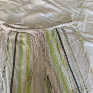 Linne byxor - Säljer mina älskade byxor från Urban outfitters som jag köpte i Köpenhamn förra sommaren. Storlek S men skulle nog säja lite mer som en XS. Låga i midjan med ett snyggt band med pärlor. 