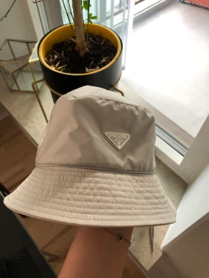 Prada bucket hat  - Onesize, lite missfärgning där framme (se bild), kom med prisförslag (offwhite färg) 