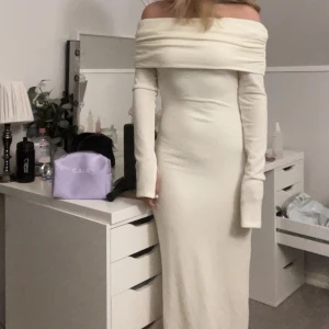 Ginatricot klänning  - Säljer min otroligt fina klänning från Gina då den tyvärr inte har kommit till användning lappen är fortfarande kvar har endast blivit testad så den är som ny🩷🩷