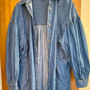 Oversize jeanskappa - Jeanskappa oversize med ballongärm , knappt använd. Kapphal strl 38