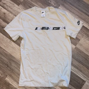 Beige Nike  - Nike tröja i storlek S 