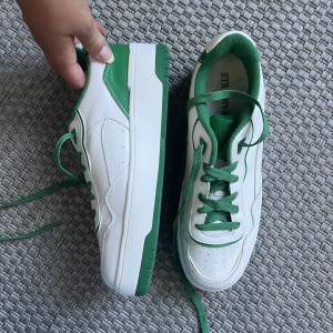 Gröna och vita sneakers från stradivarius i storlek 40