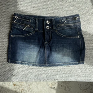 Jeans kjol - Sååå galet snygg jeans kjol med super coola detaljer, tyvärr för liten för mig❤️💕